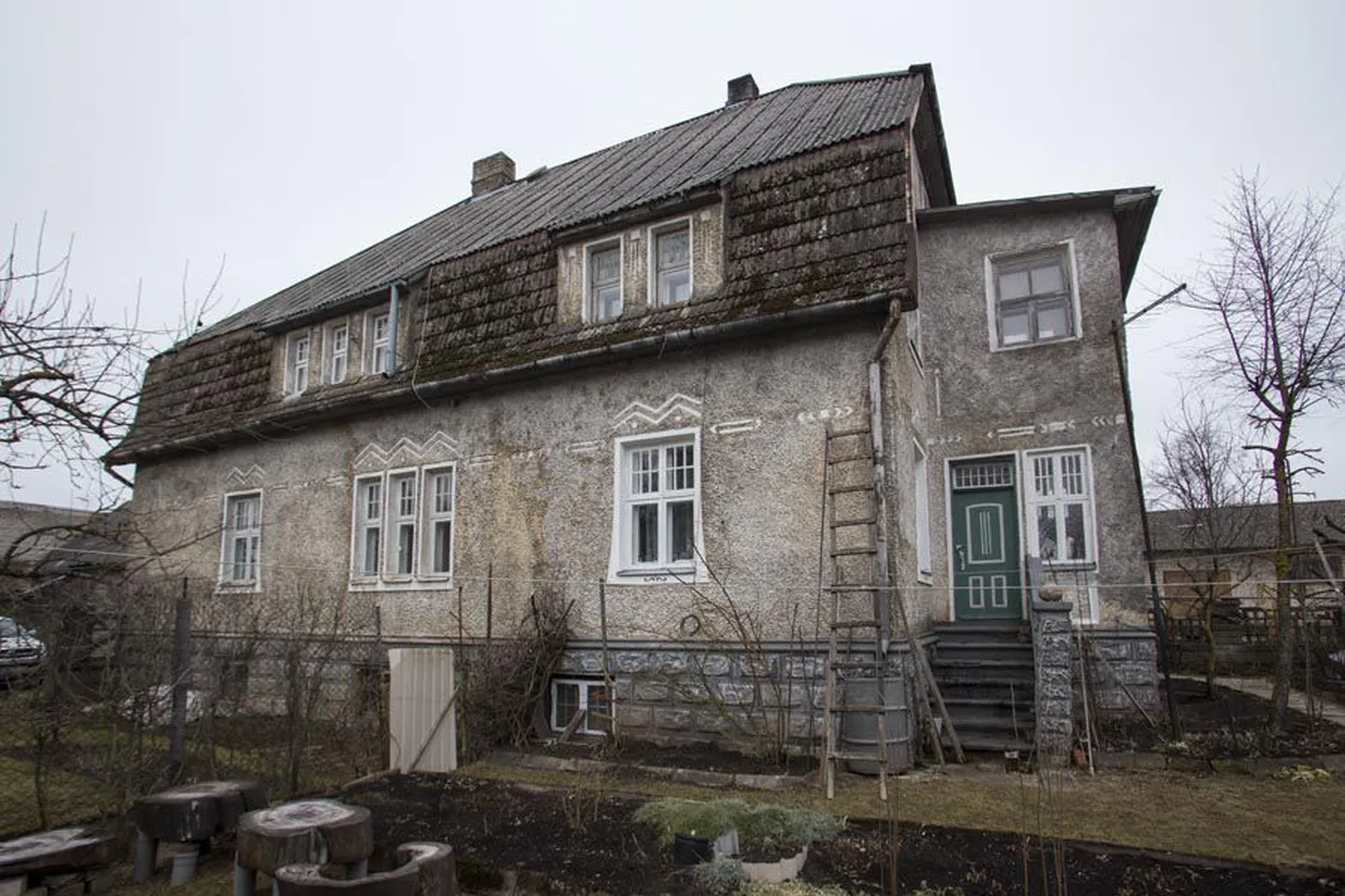 Nii nagu mulkide jõukusele pani alguse linakasvatus, oli lina ka see, mis aitas üles ehitada vabrikant Mihkel Veldemanni villa raudteejaama kõrval. Maja efektne fassaad torkab silma juba kaugelt ning sageli imestatakse, kuidas selline ehitis nii kõrvalisse kohta kerkis.