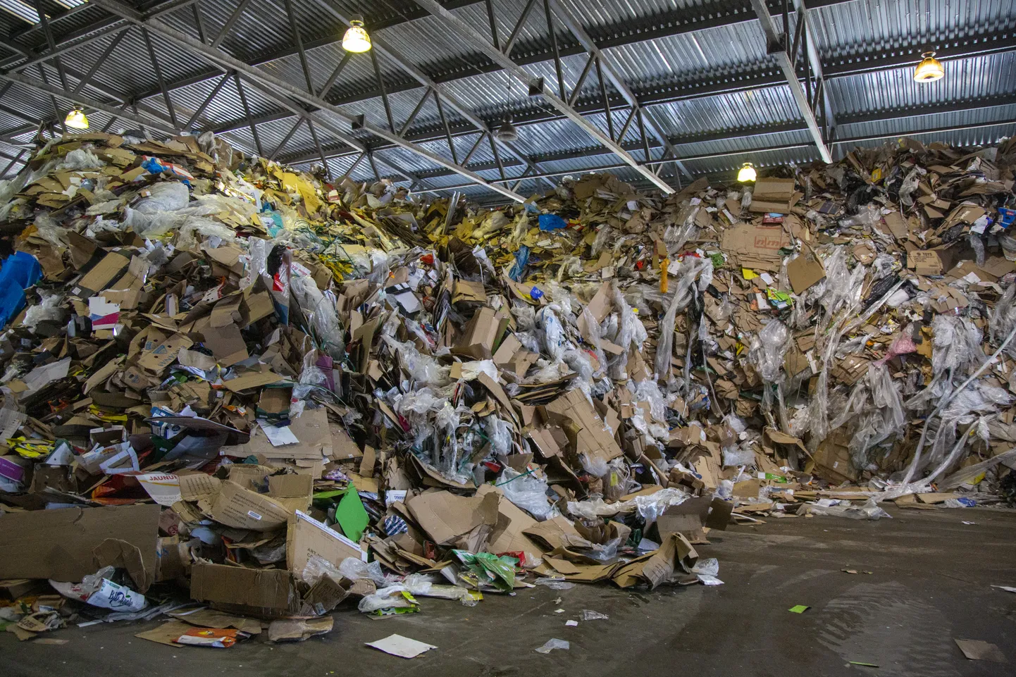 Jäätmed sorteerimiskeskuses Riias. Foto pole kõnealuse juhtumiga seotud.