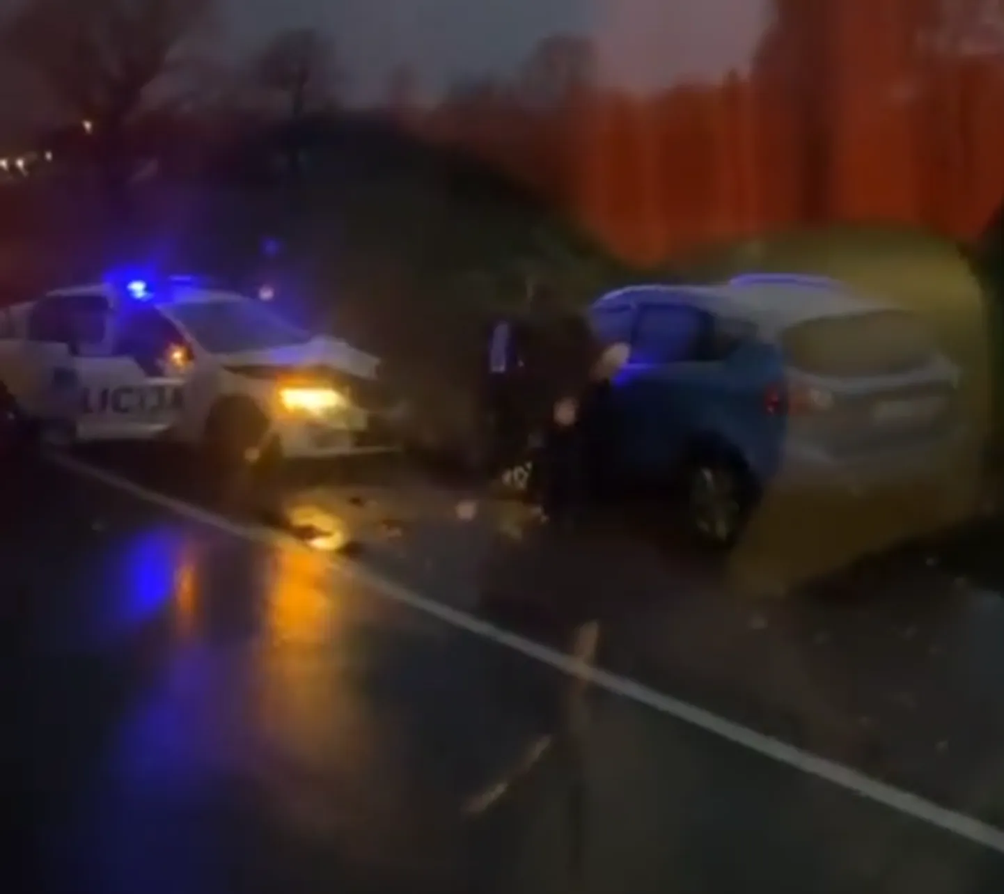 VIDEO ) Grobiņas apkārtnē avārijā cietis Valsts policijas auto