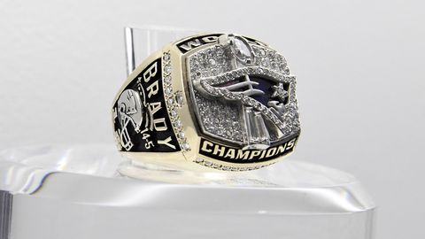 Tom Brady pereliige müüs Super Bowli sõrmuse koopia hiilgesumma eest maha