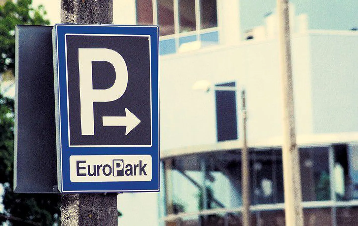 Tartu linnavalitsuse hinnangul ei piisa eraparklas parkimise reguleerimiseks märkidest, mis pole liiklusmärgid, vaid 
ainult meenutavad neid.