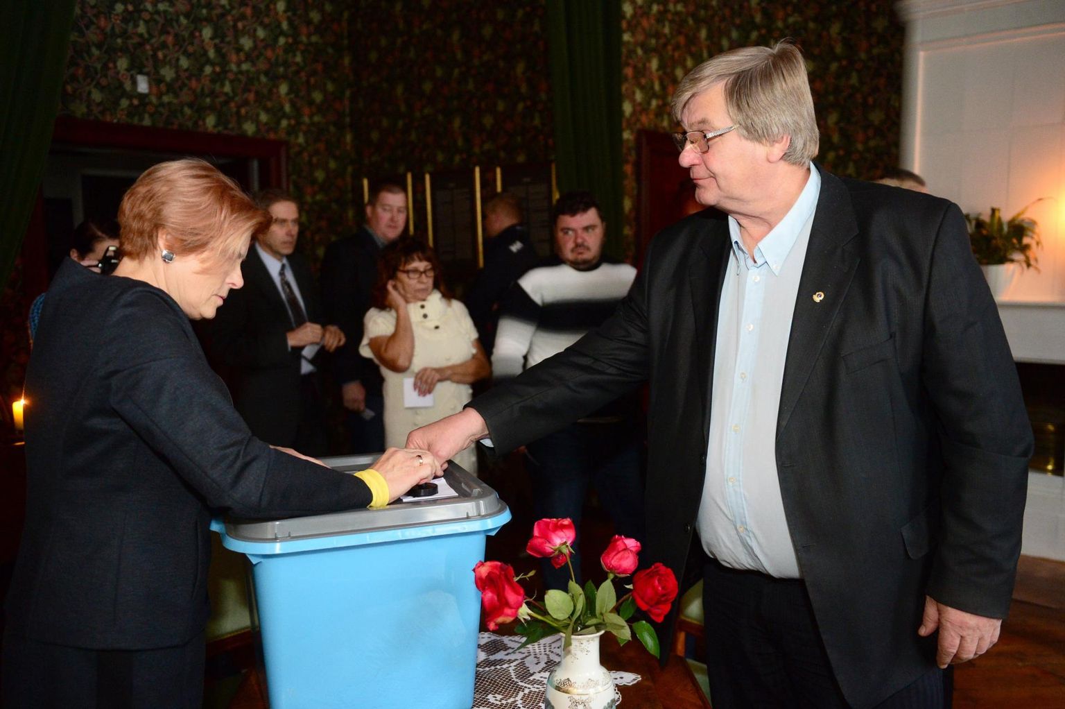 Enne haldusreformi juhtis Väino Kivirüüt Vara valda, pärast reformi sai ta Peipsiääre abivallavanemaks.
 