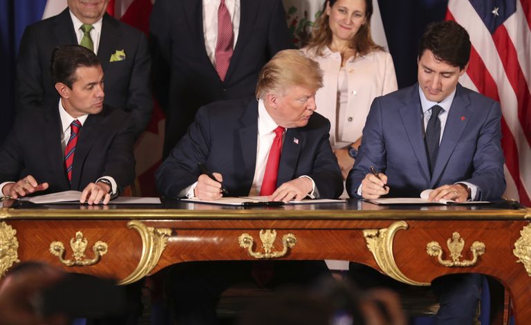 Enrique Peña Nieto (vasakul), Donald Trump (keskel) ja Justin Trudeau.