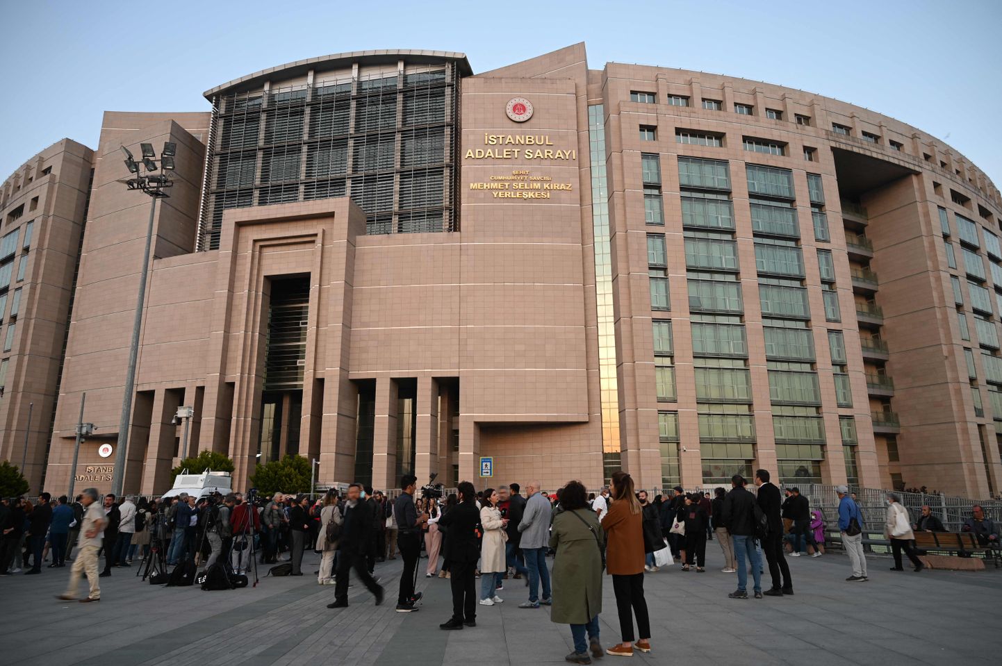 Meeleavaldajad protestivad Istanbuli kohtuhoone ees Osman Kavala kohtuprotsessi ajal.