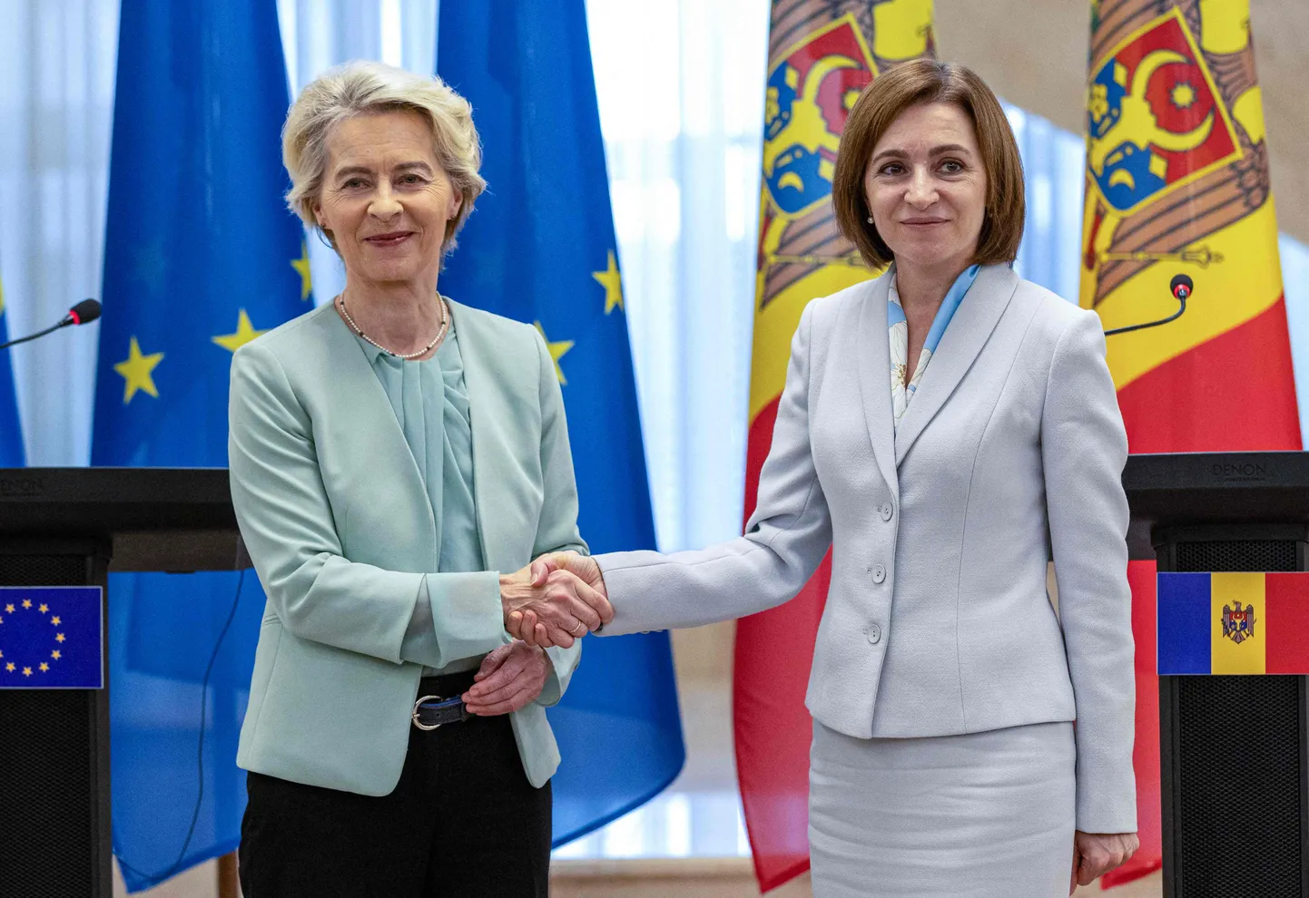 Eiropas Komisijas prezidente Urzula von der Leiena (no kriesās) un Moldovas prezidente Maija Sandu.