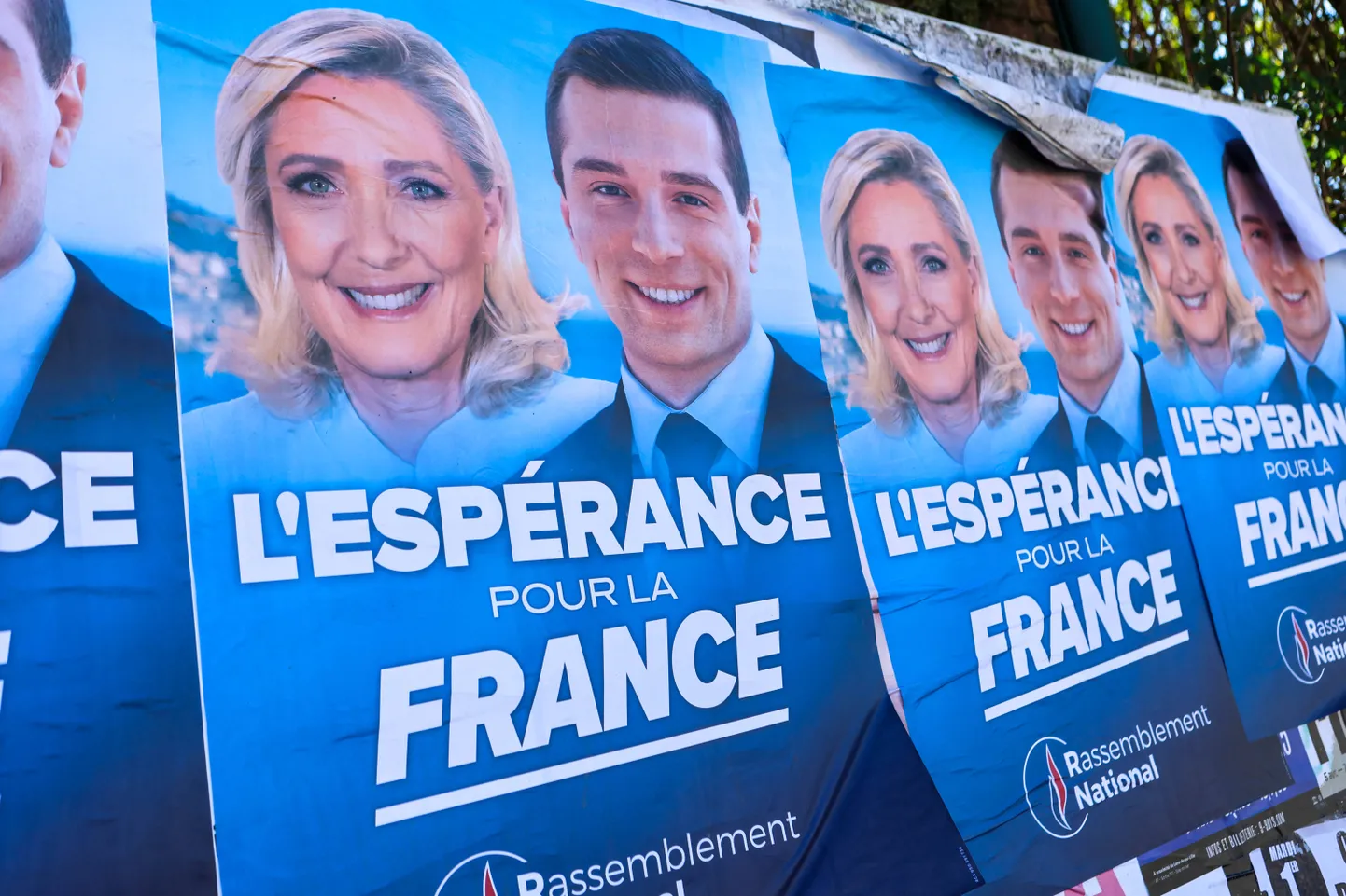 Marine Le Pen ja Prantsuse Rahvaliikumise erakonna ametlik juht Jordan Bardella valimisplakatitel.