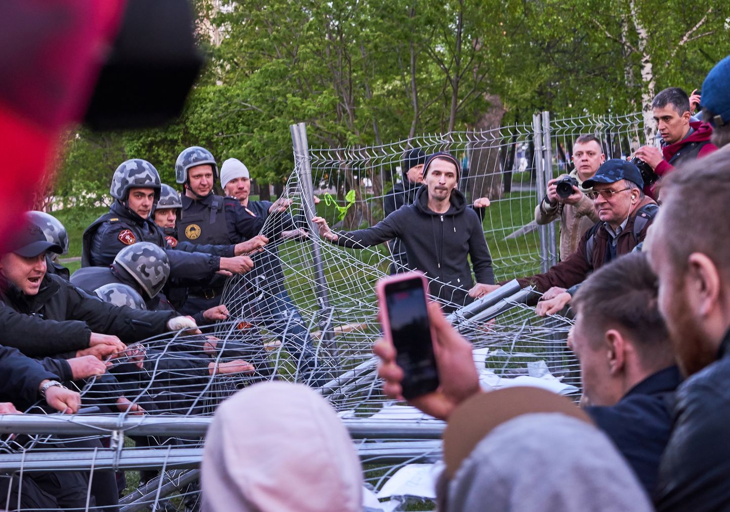 Протесты в центре Екатеринбурга начались 13 мая после установки забора вокруг сквера, на месте которого планировалось построить храм святой Екатерины.