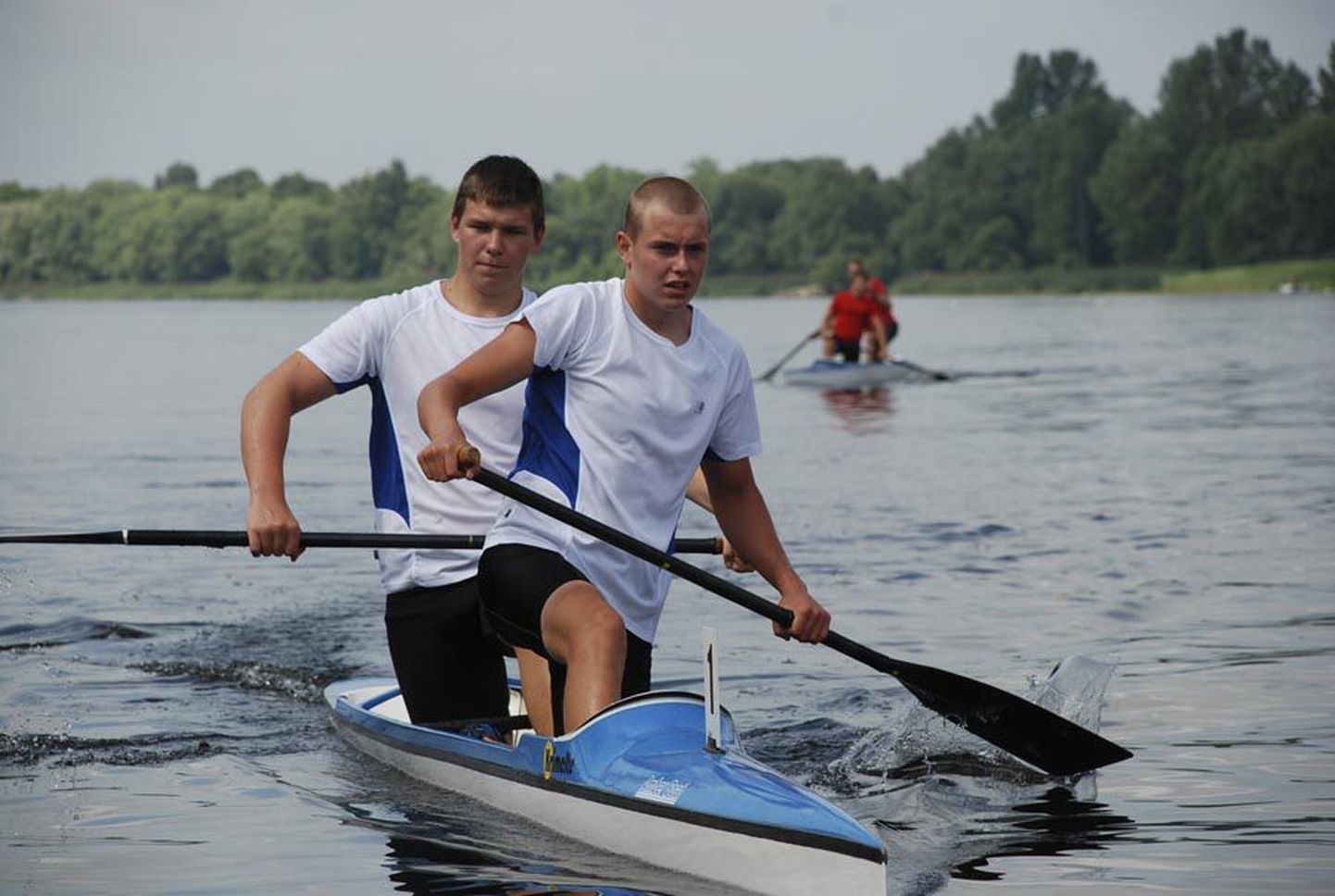 Taimo Priinits (ees) ja Ronald Volt võitsid Eesti noorte aerutamise meistrivõistlustel kahekanuul mõlemad kavas olnud distantsid ning Ronald Volt teenis ühekanuul veel kaks kulda lisaks.
