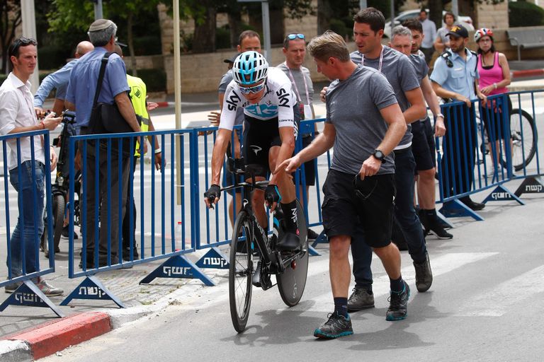 Chris Froome kukkus Giro avaetapi rajaga tutvudes ja sai paremale küljele tugevaid marrastusi-muljumisi.