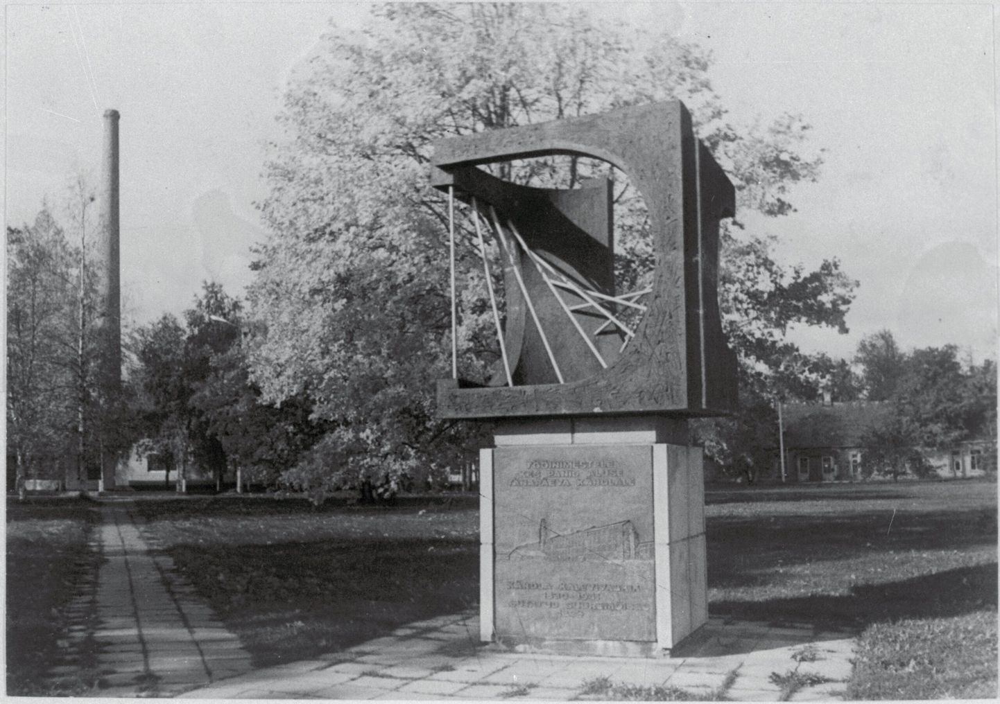 Mati Karmin, Kärdla kalevivabriku monument, 1985. Foto aastast 1994.