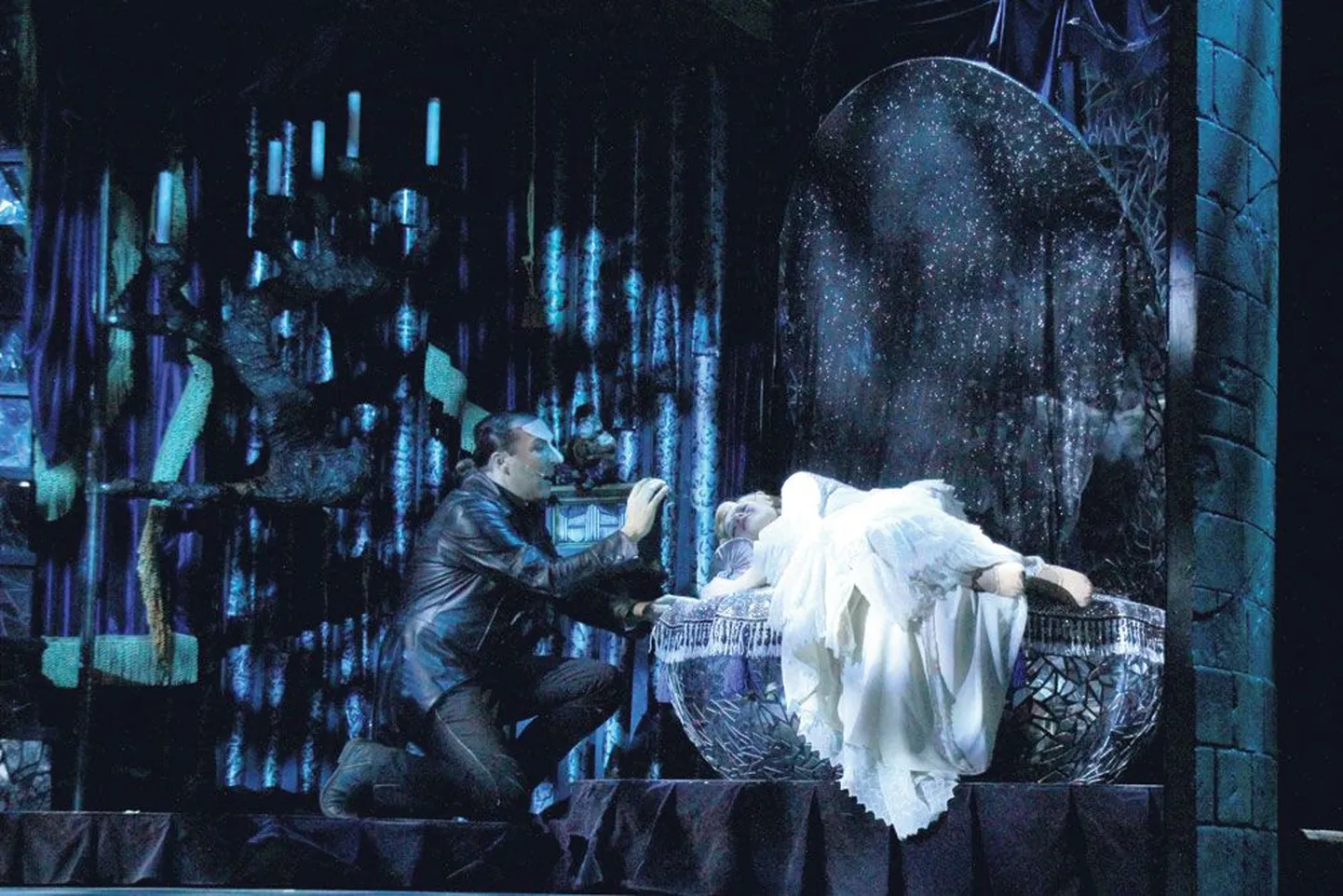 Fantoom (Stephen Hansen) on ooperiteatri lava alla meelitanud Christine’i (esietendusel Hanna-Liina Võsa).