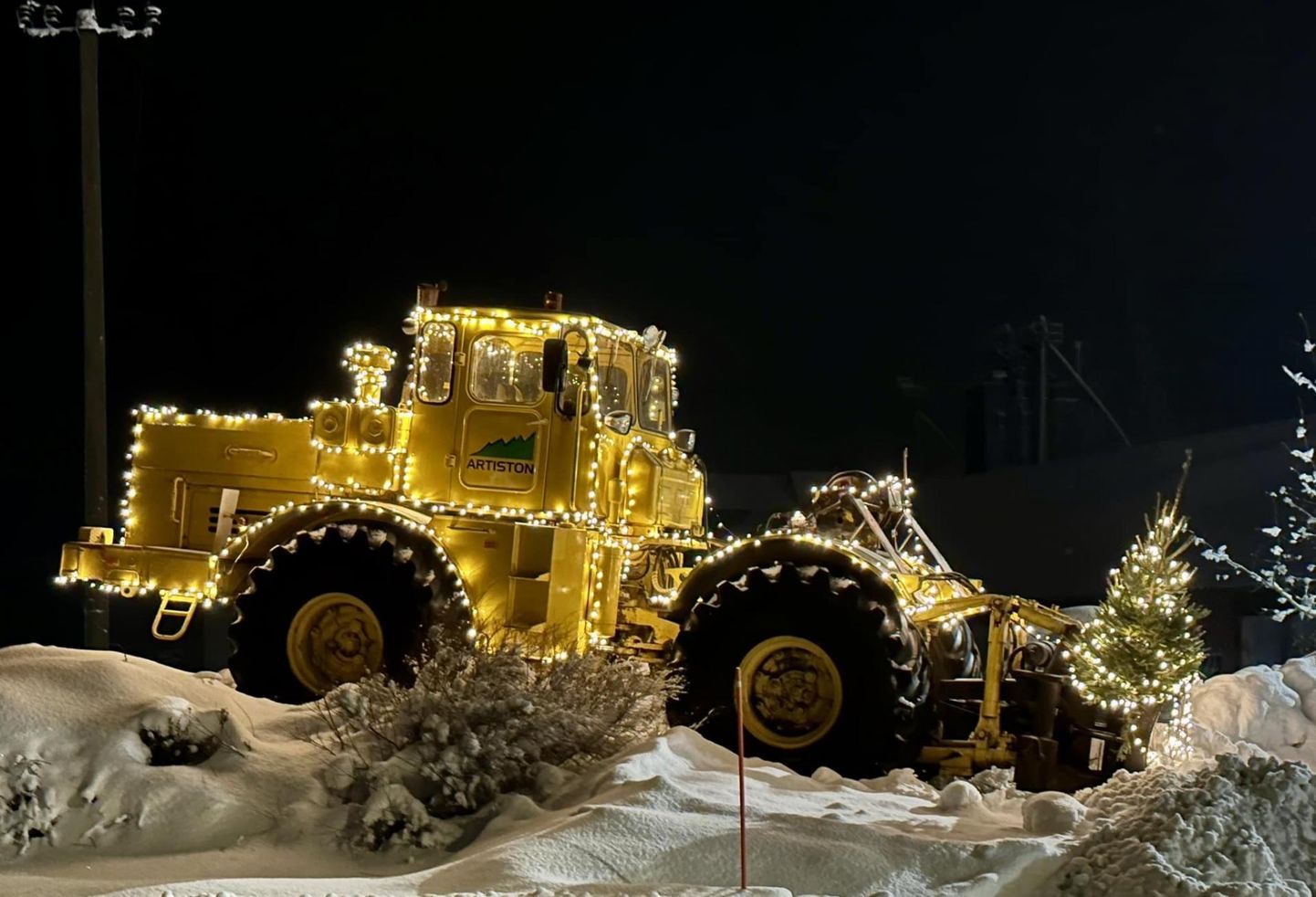 Jõulutuledes traktor Laekveres Töökoja teel.