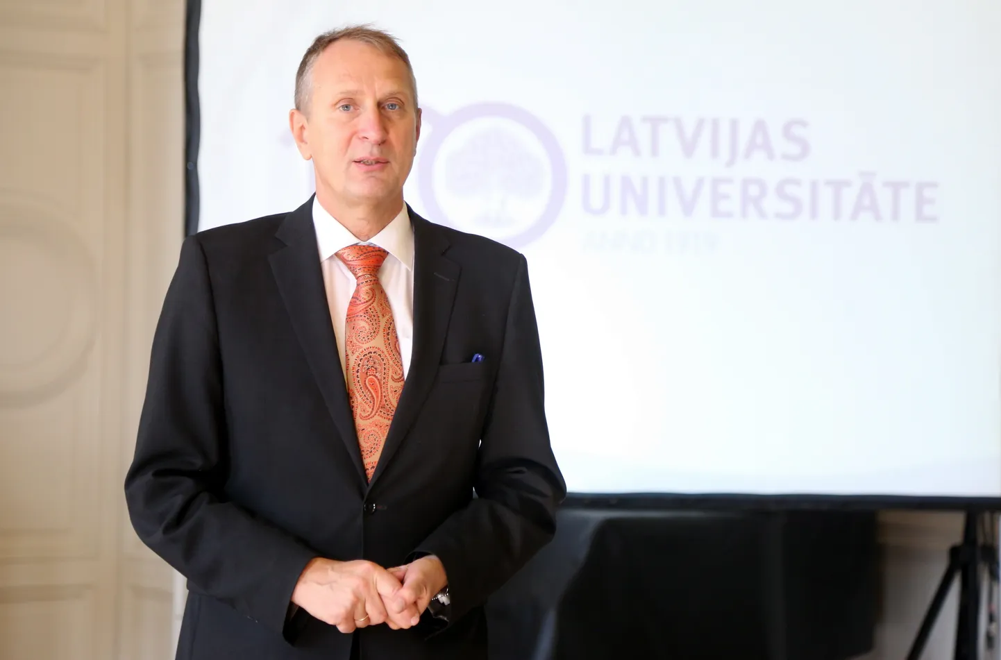 Latvijas Universitātes pasniedzējs Rolands Tjarve piedalās "Latvijas Pasts" izdotās Latvijas Universitātes simtgadei veltītās pastmarkas prezentācijas pasākumā.
