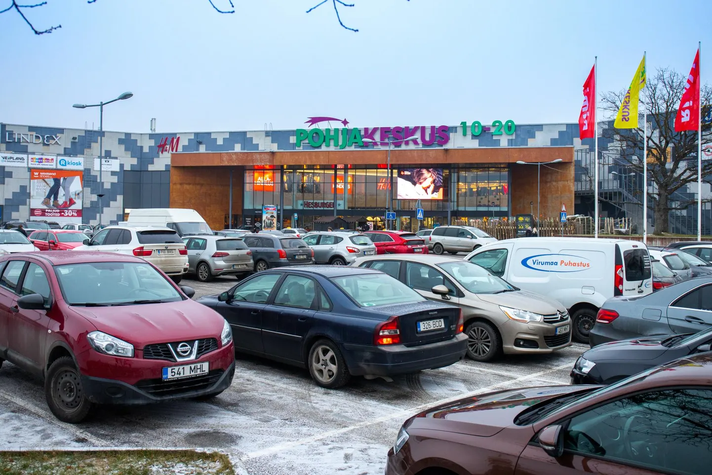Viimastel päevadel käib jõulutrall juba täie hooga. Seda näitavad kaubanduskeskuste parklad, mis on pungil täis.