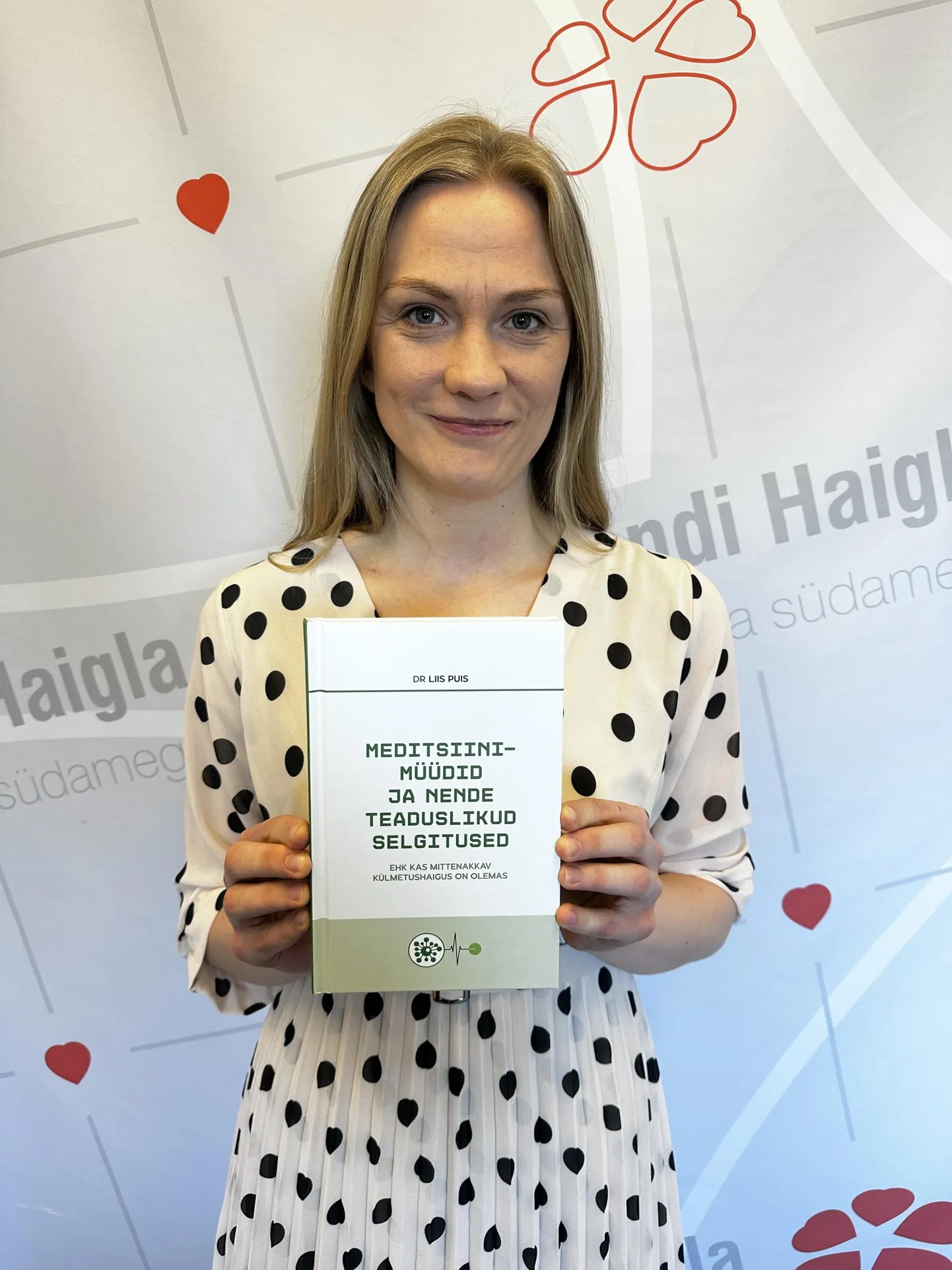 Autor Liis Puis oma raamatuga "Meditsiinimüüdid ja nende teaduslikud selgitused ehk Kas mittenakkav külmetushaigus on olemas"