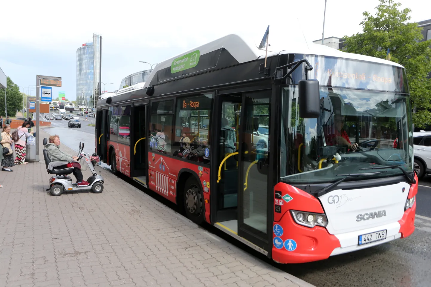 13.06.2022, Tartu
Ratastoolis Anne Voltri Tartu linnaliinibussidega liiklemas.
Foto Sille Annuk, Tartu Postimees