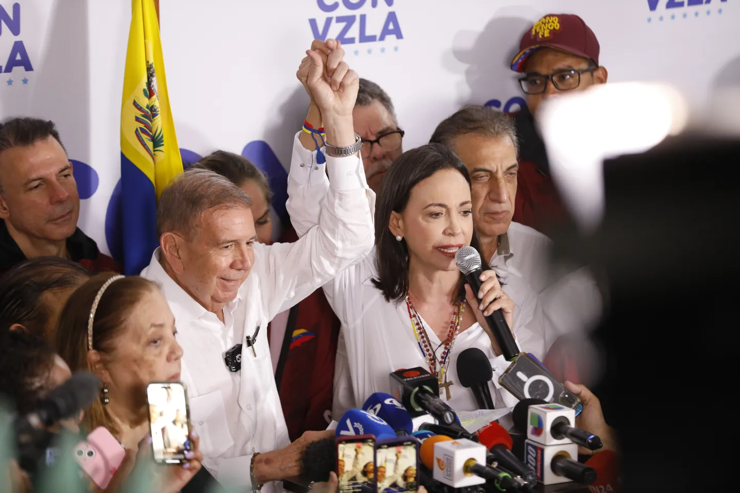 Opositsioonijuht María Corina Machado ja opositsiooni presidendikandidaat Edmundo González Urrutia andsid pressikonverentsi pärast keskvalimiskomisjoni väljakuulutatud niinimetatud ametlikke tulemusi, millega kuulutati riigipea Nicolás Maduro valimiste võitjaks. Opositsioon sellega ei nõustunud ja peab naftariigi uueks presidendiks González Urrutiat.