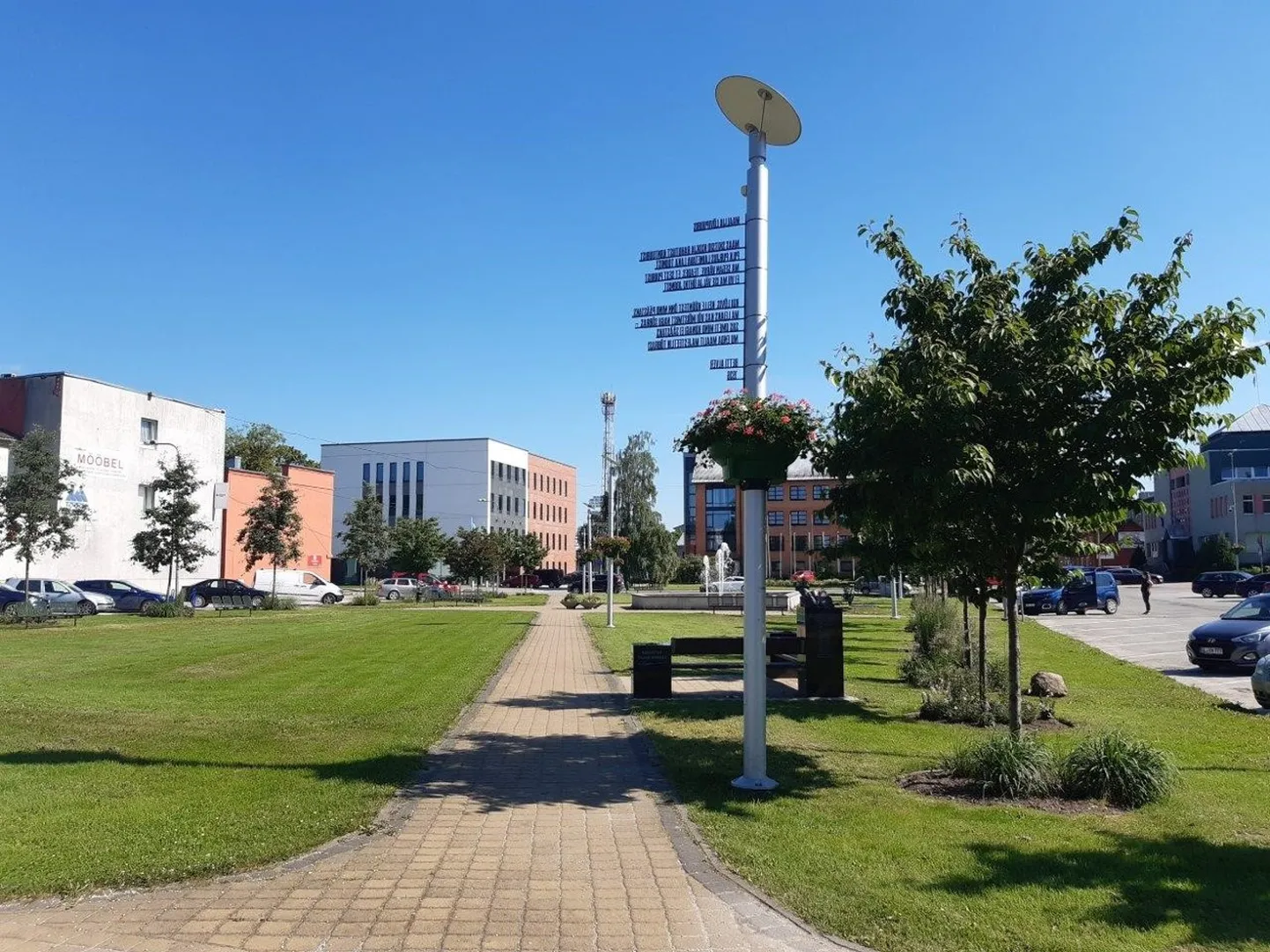 Konkursi tulemusena peaks Jõgeva keslinnas asuv purskkaevuga plats saama uue ilme. Praegu ilmestavad seda kohta laternaposti küljes rippuvad Betti Alveri luuleread ning Ants Paju mälestuspink.