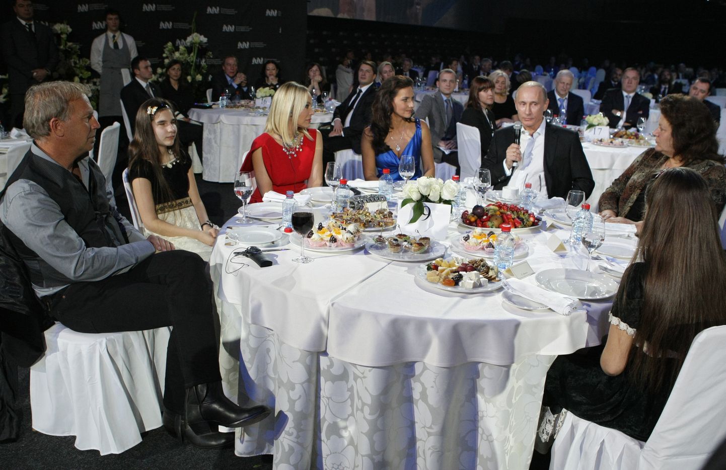 Ornella Muti (punases kleidis) ja president Vladimir Putin heategevusõhtusöögil.