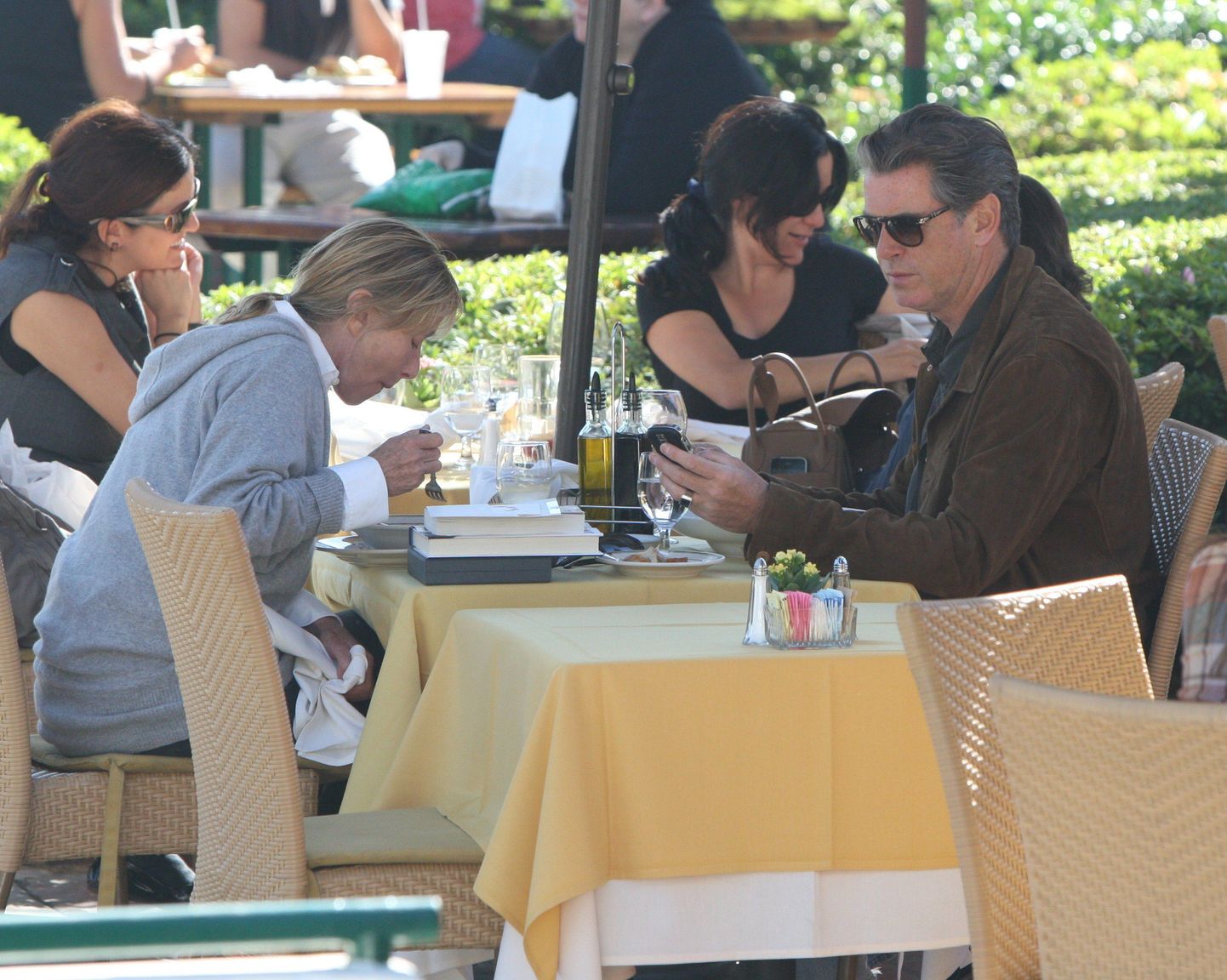Pierce Brosnan käis tütrega lõunal