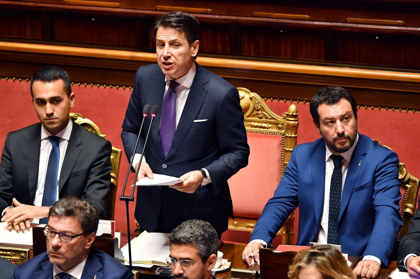 Itaalia värske peaminister Giuseppe Conte (keskel) kõnelemas Senati ees enne usaldushääletust, temast vasakul istub Viie Tähe Liikumise juht Luigi Di Maio ning paremal Põhjaliiga juht Matteo Salvini.