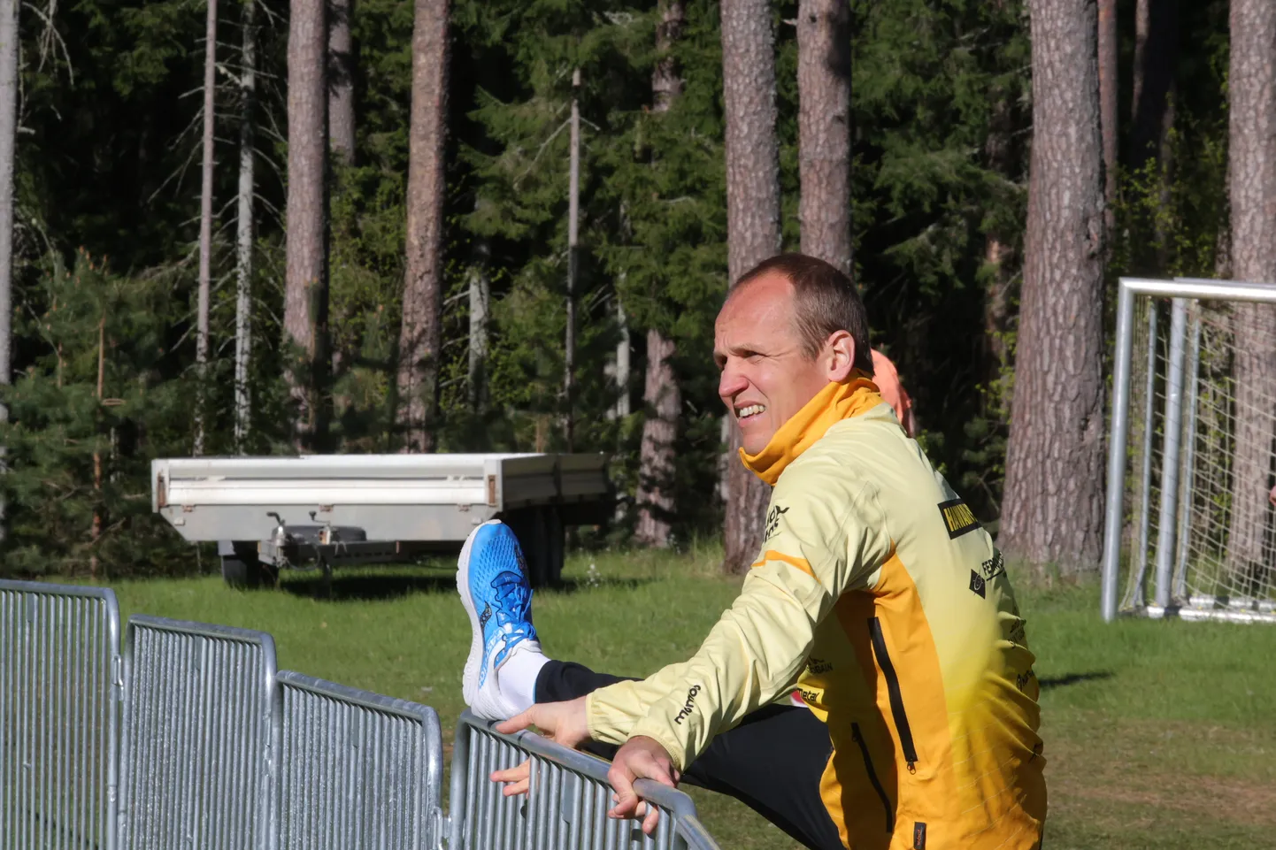 Ultrasportlane Rait Ratasepp maastikumaratoni eel soojendust tegemas.