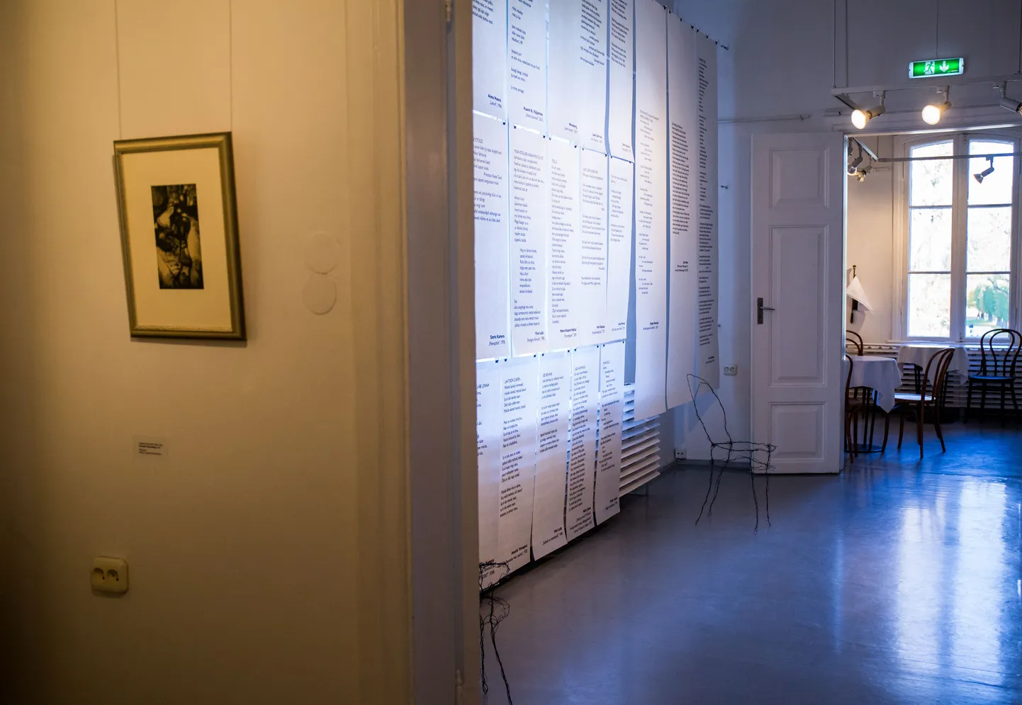Vaade näitusele «Kohvist viidud», esiplaanil Hando Mugasto töö  «Interjöör figuuridega», 1925 (Underi ja Tuglase Kirjanduskeskus).