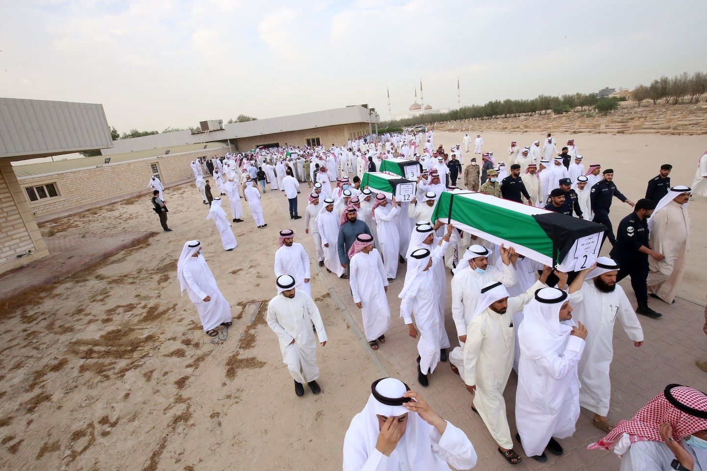 Leinajad kannavad kirste 19 Kuveidi sõjavangi surnukehadega, kelle säilmed leiti Iraagis ühishauas. Kuveitlased olid vangistatud Iraagi sissetungi ajal 1990. aastal.