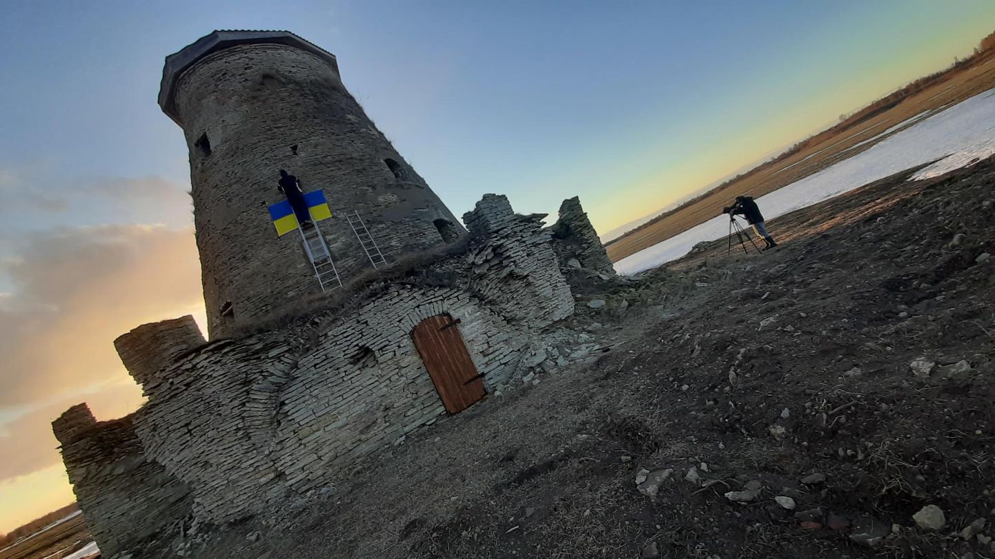 Ukraina lipu kinnitamine Andja veskile pühapäeva õhtul.