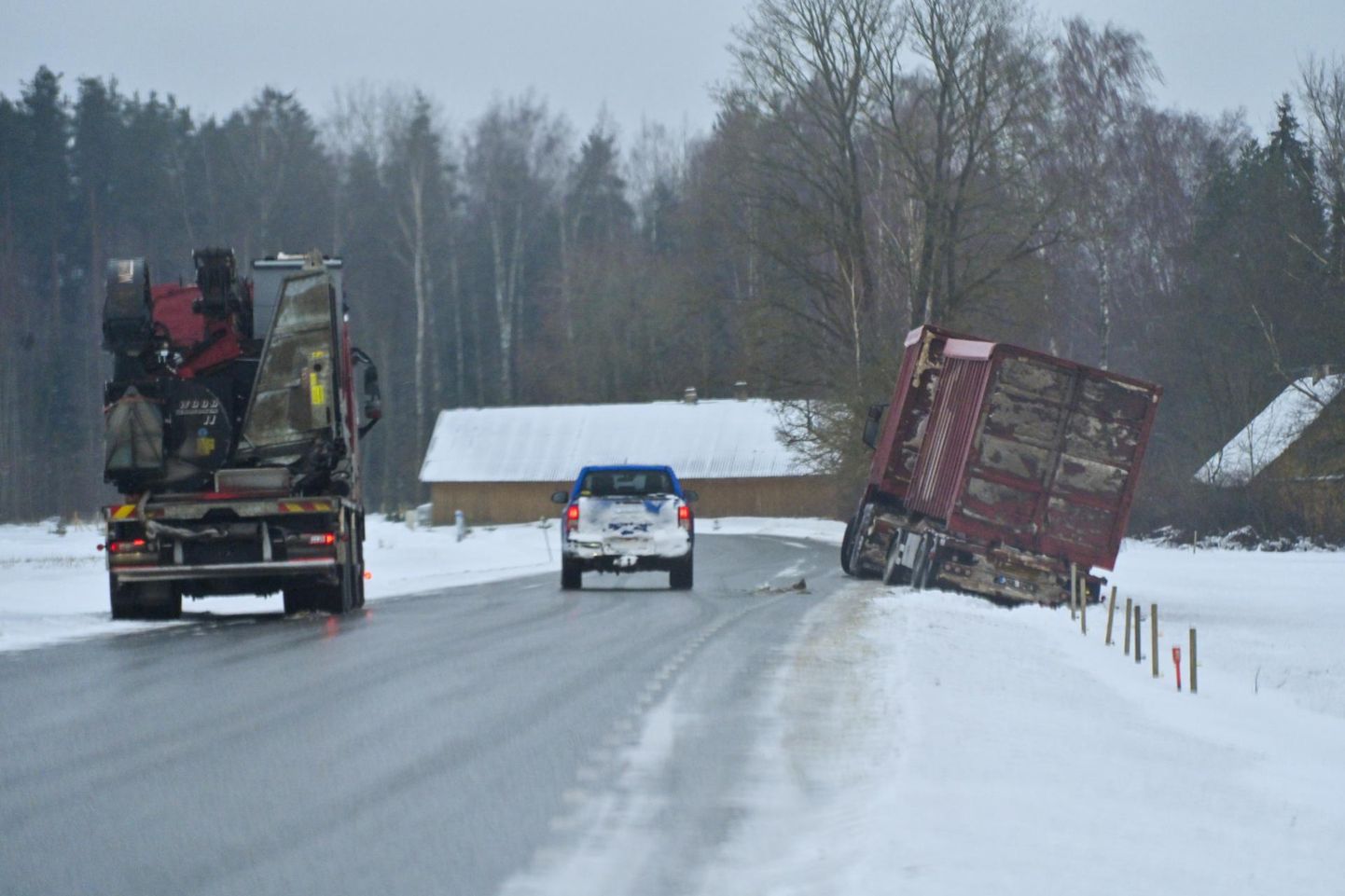 В понедельник большой грузовик съехал с дороги в деревне Реэгольди.