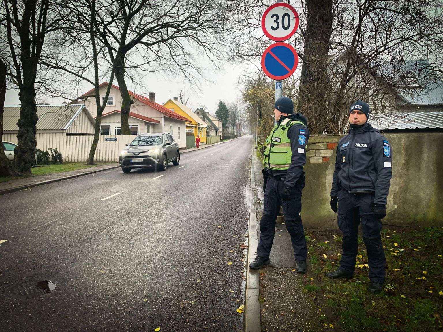 KIHUTAJAID PÜÜDMAS: Politseinikud Matis Sikk ja Arvet Kallas mobiilse kiirusekaameraga Kuressaares Uue ja Kitzbergi tänava ristmikul.