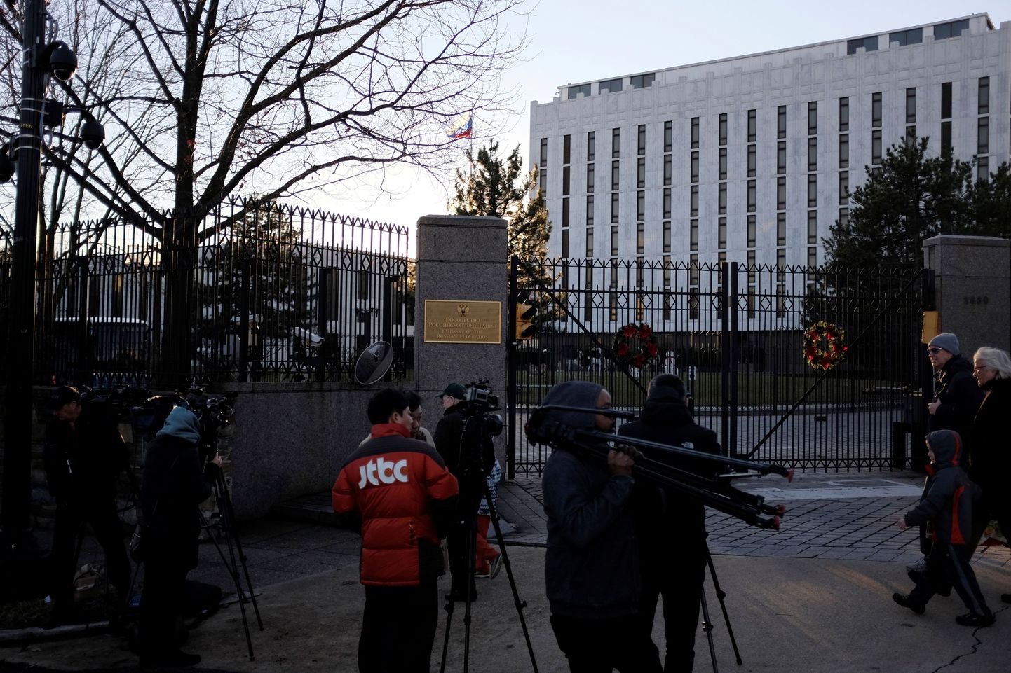 Venemaa saatkonda Washingtonis piiravad ajakirjanikud, kes ootavad lahkuvaid saadikuid.