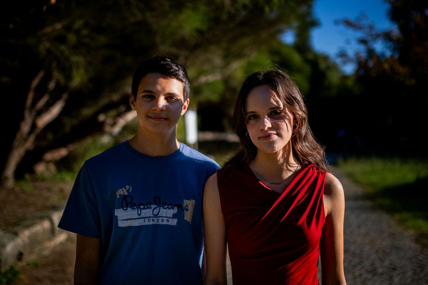 Divi no portugāļu jauniešiem, kuri iesnieguši sūdzību par nepietiekamu rīcību klimata pārmaiņu novēršanā.