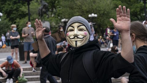 Kaos äratas kardetud häkkerirühmituse: Anonymous laseb USA politseisagedusel polkat