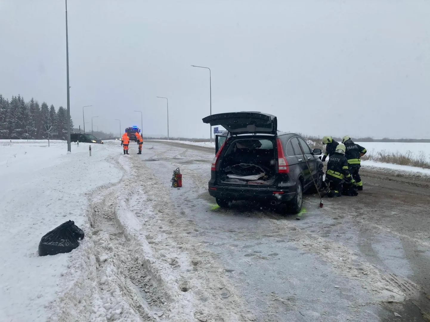 Ussimäel sõitis teelt välja sõiduauto.