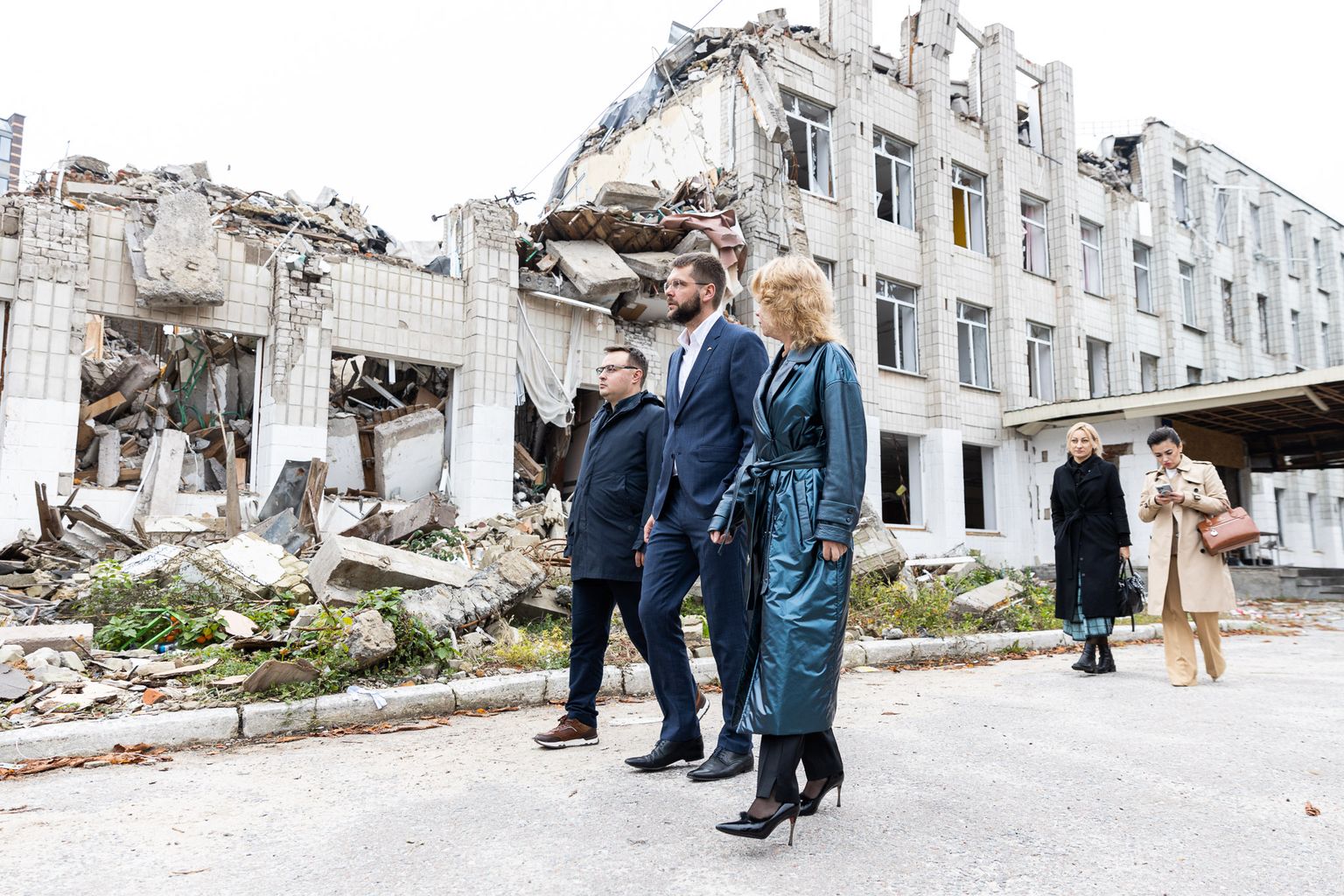 Председатель Таллиннского горсобрания Евгений Осиновский у разрушенного здания школы в Житомире.