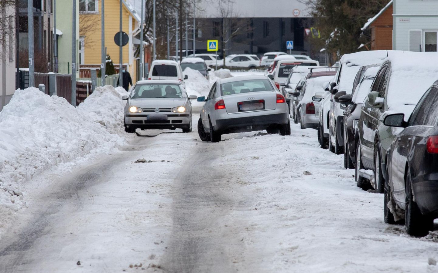 Kitsastel kõrvaltänavatel on liiklus lumevallide ja aukude tõttu raskendatud.
