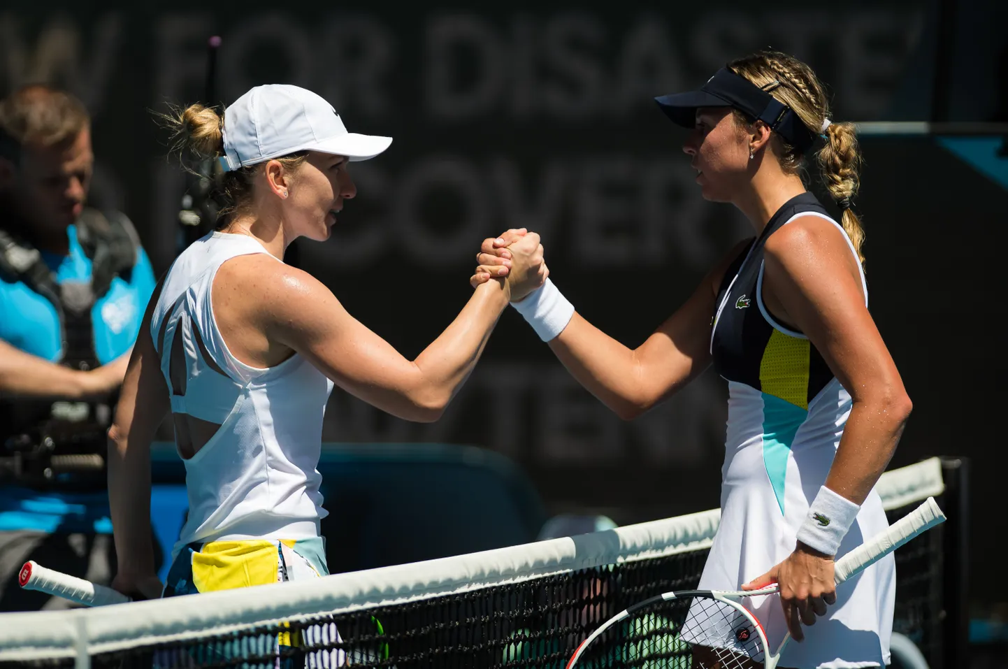 Simona Halep (vasakul) ja Anett Kontaveit 2020. aasta Austraalia lahtistel.