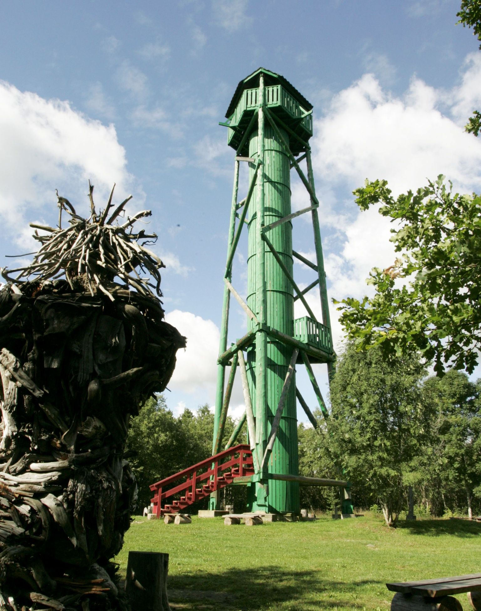 Rakke valda jääb Emumäe vaatetorn.