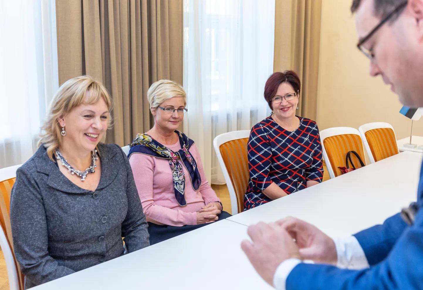 Pärast liisu langemist näitas linnapea Madis Timpson, et igas ümbrikus oli erinev nimi. Kogu protseduuri jälgisid (vasakult) Domus Kinnisvara Vahenduse Viljandi ja Pärnu regiooni juht Mirje Kallaste, Arco Vara Viljandi osakonna juht Aime Opermann ja Kinnisvarabüroo Uus Maa Viljandi kontori juhataja Reet Raudsepp.
