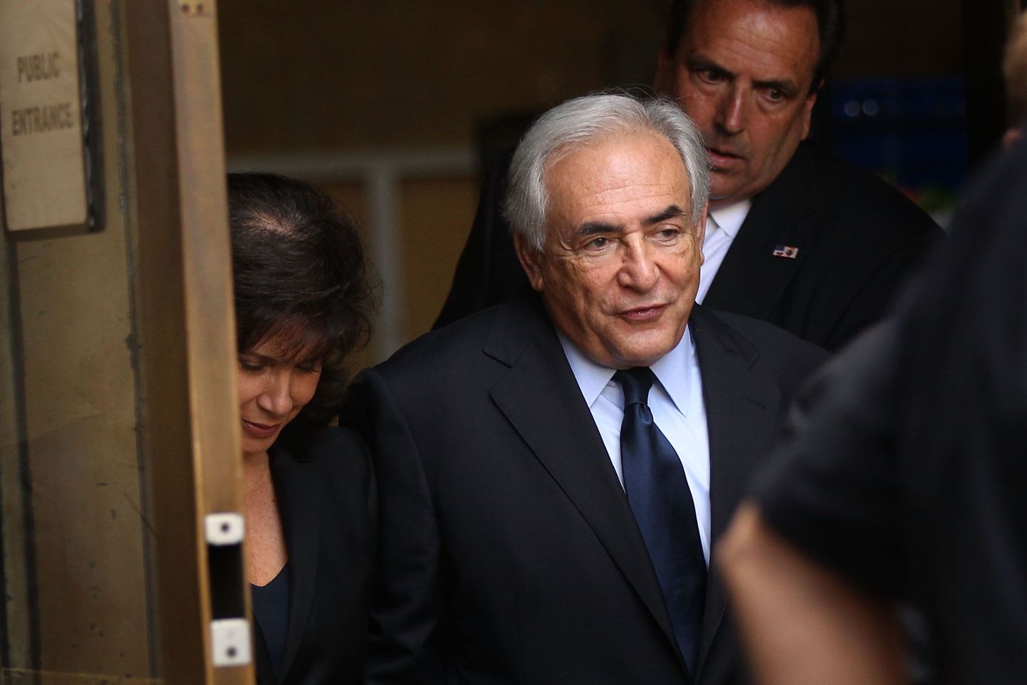 Dominique Strauss-Kahn kohtust väljumas.