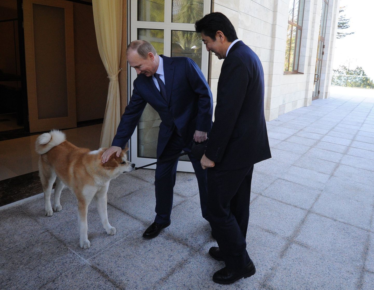 В Сочи президент РФ Владимир Путин провел переговоры с японским премьер-министром Синдзо Абэ.
