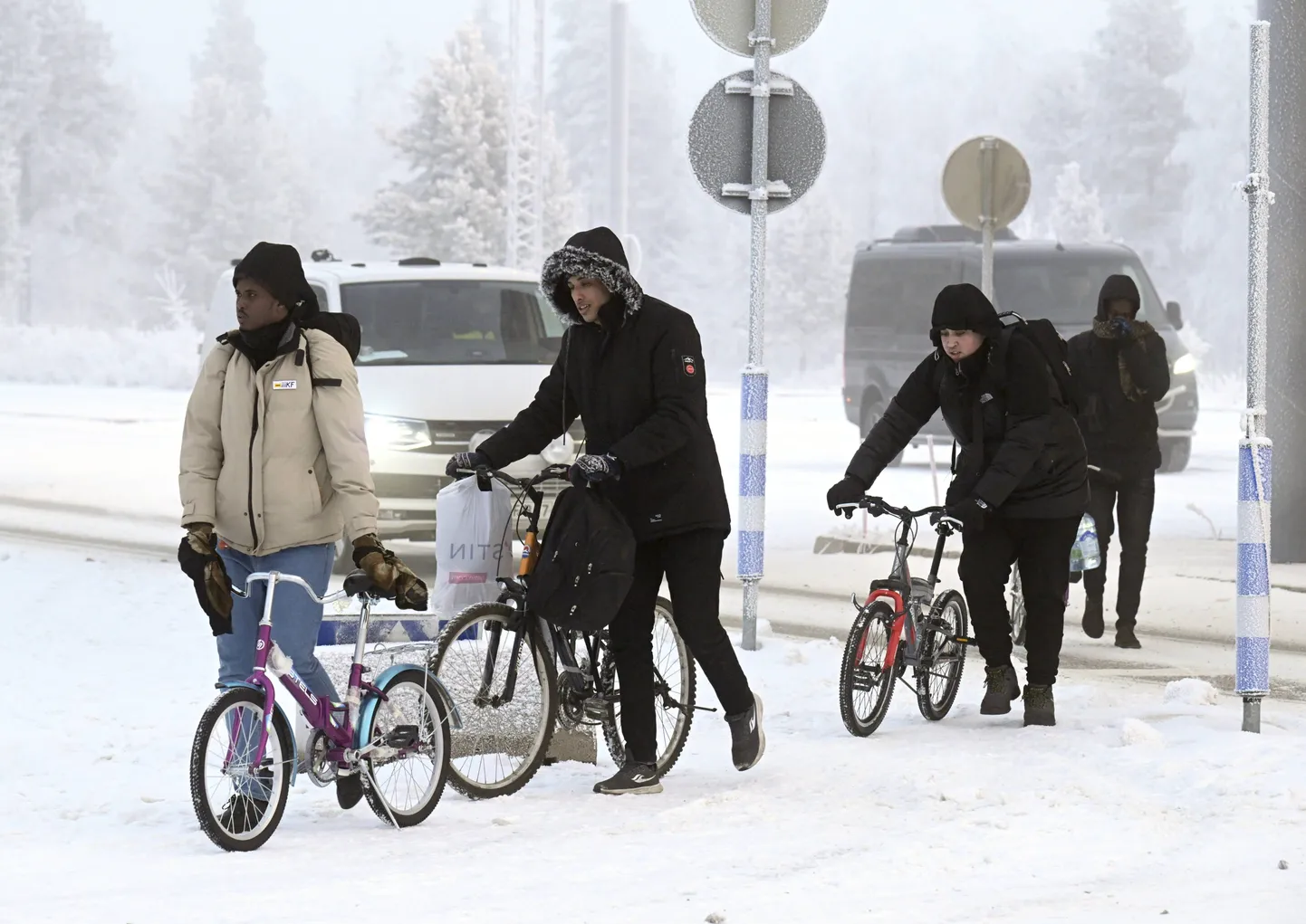 Salla piiriületuspunkti saabuvad varjupaigataotlejad.