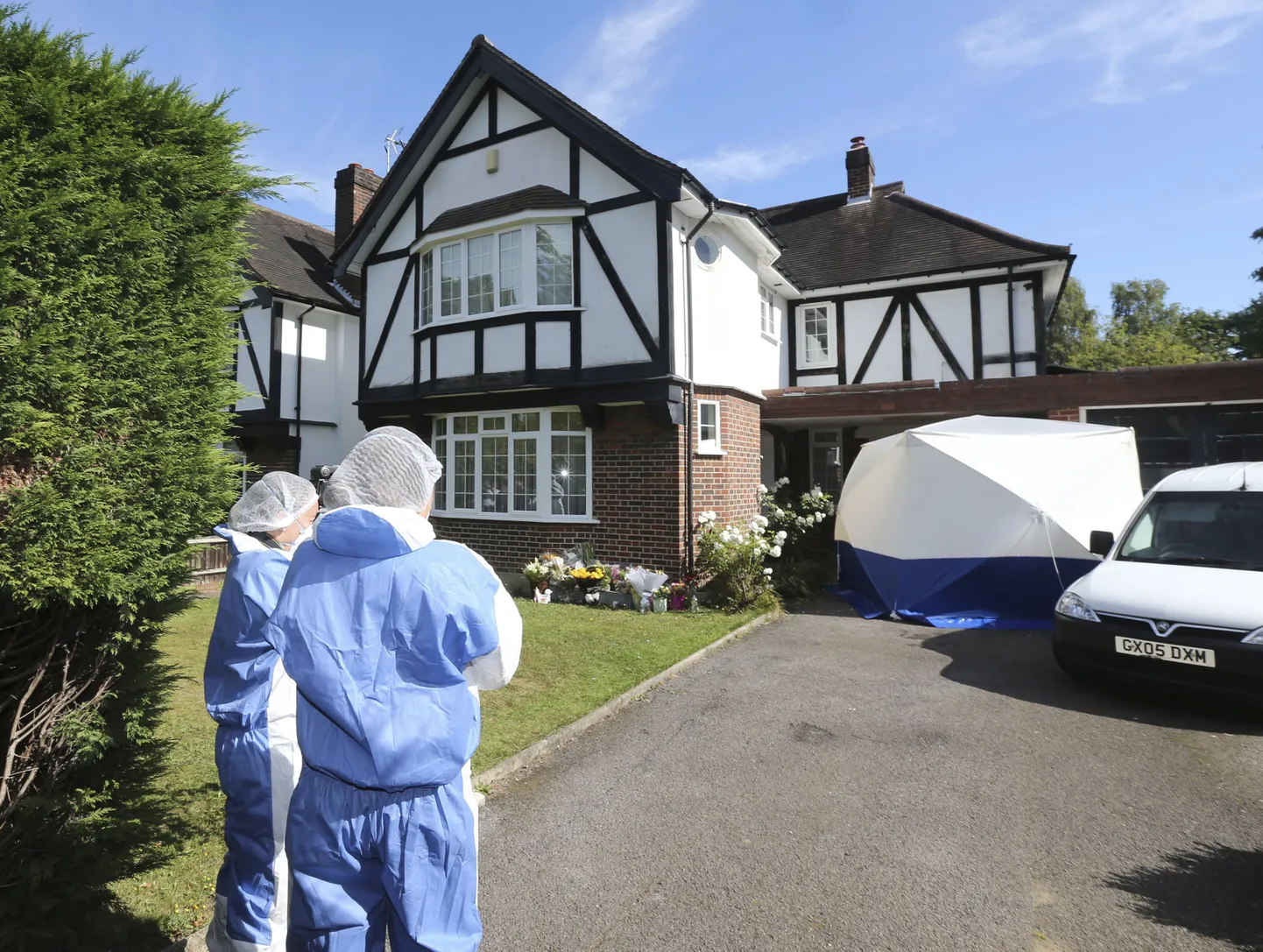 Briti politseieksperdid Claygate'is asuva eramu juures.