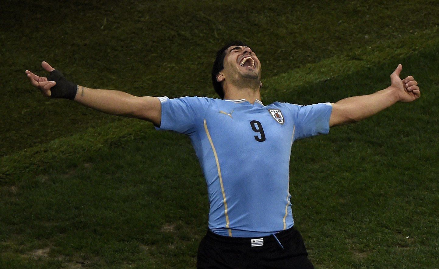Luis Suarez kerkis Uruguay kangelaseks