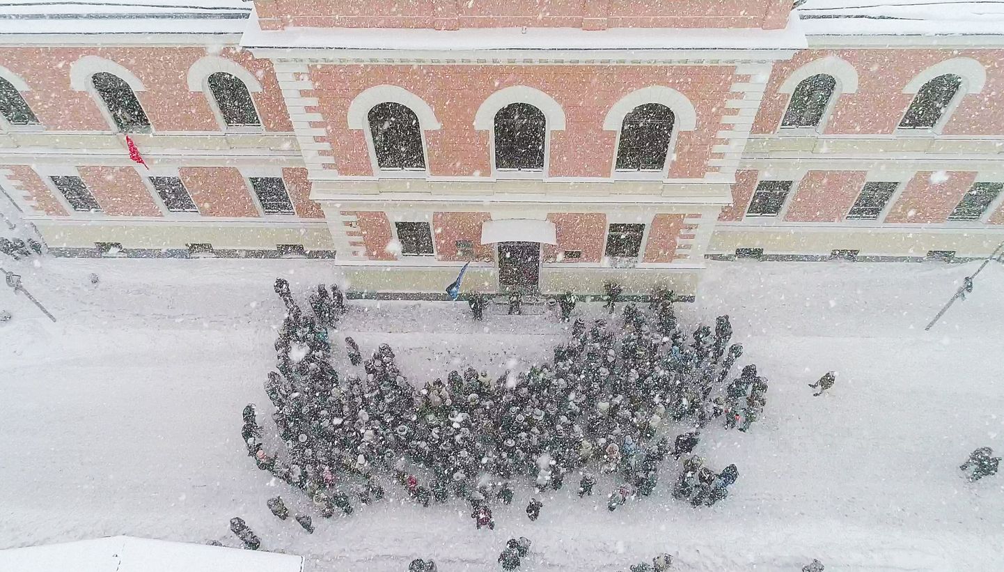 Iseseisvusmanifesti ettelugemisest 1918. aasta 24. veebruaril Viljandis pole fotosid säilinud. Küll aga on foto sellest, kuidas enam kui sada õpilast võttis tänavu veebruari hakul täpselt samas kohas ette ajarännaku sellesse aastasse.