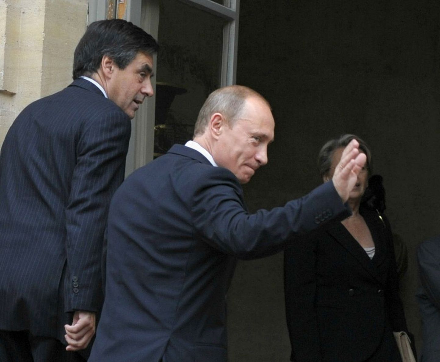 Venemaa peaminister Vladimir Putin (keskel) keskendus kohtumisel oma Prantsusmaa ametivend Francois Filloniga (vasakul) inimõiguste teemale. .