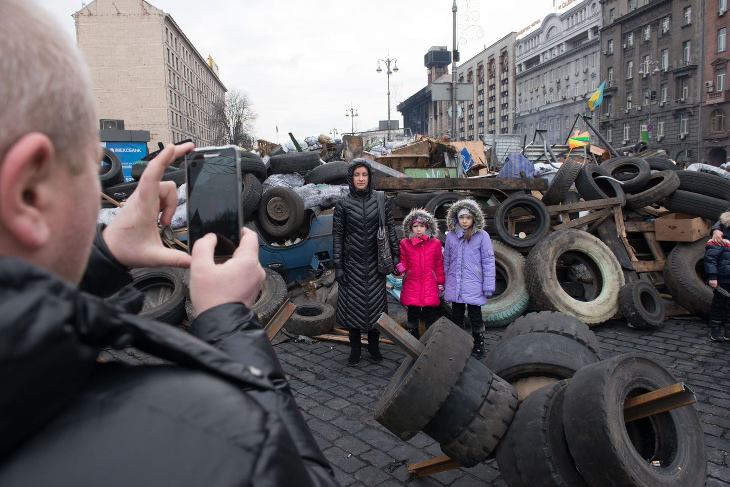 Pärast situatsiooni rahunemist tehakse Kiievi barrikaadide taustab isegi perepilte. Eelmise nädala alguses poleks see olnud mõeldav.