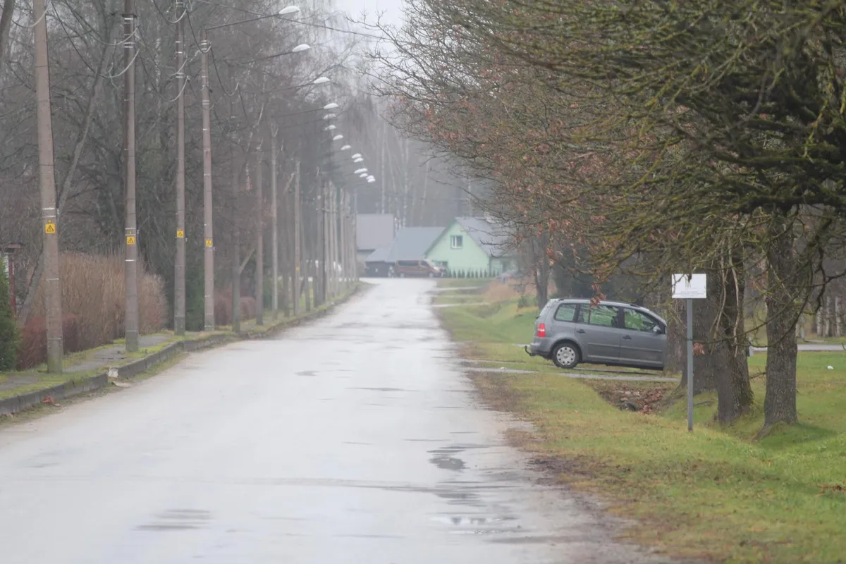 Alustan retke Jaama tänavaltSamal ajal kui Türi–Paide buss uuele ringile läheb, virutan autoukse kinni, vinnan raskuseks kaasa võetud seljakoti ühes ja asun mööda tänavat teele. Kindlust, et suund on õige, annab vana veduri juurde haljasalale paigaldatud matkatee viit.Jaama tänav pole iseenesest eriline vaatamisväärsus. Ühte külge palistavad eramajad, teisel pool võib raudteega paralleelselt leida nii rohtu kasvanud küttehoovi kui ka vanarauaplatsi. Loodan, et kohe jõuan metsa.Nii, siin on Saunametsa kalmistu. Kõik on õige!Jätkan liikumist.