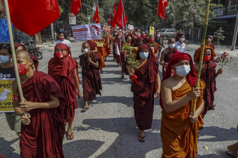 Budistlikud mungad liitusid teisipäeval Mandalay linnas protestidega.